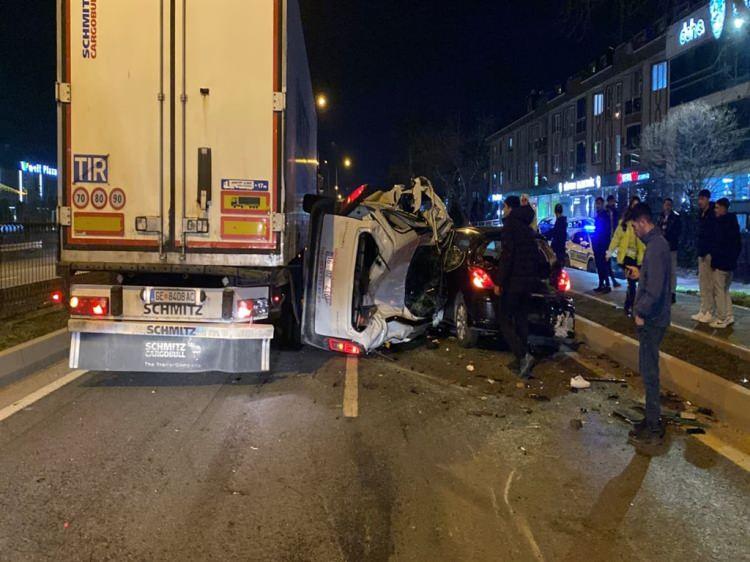 <p>Kazada Sedat Ta&ccedil; ile hafif ticari aracın s&uuml;r&uuml;c&uuml;s&uuml; Tamer D. yaralandı.</p>
