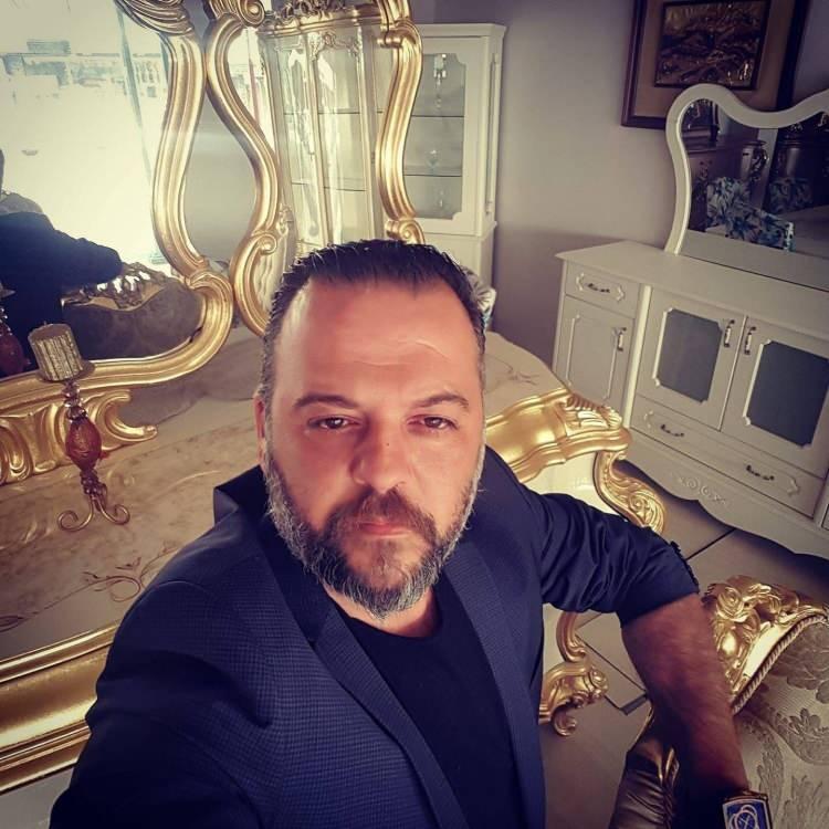 <p><strong>PROTOKOL VE VATANDAŞLAR YALNIZ BIRAKMADI</strong></p>

<p>&nbsp;</p>

<p>Hayatını kaybeden Sedat Ta&ccedil; i&ccedil;in bug&uuml;n İshakpaşa Camii'nde ikindi namazını m&uuml;teakip cenaze namazı kılındı.</p>

<p>&nbsp;</p>

<p>&nbsp;</p>
