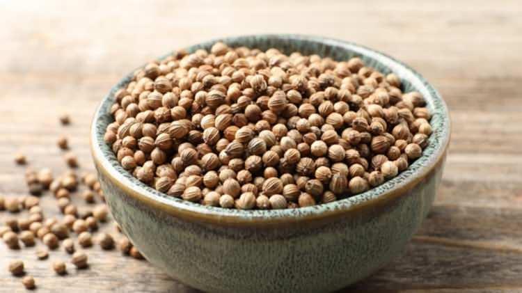 <p>G&uuml;nde 1&ndash;2 yemek kaşığı taze kişniş, d&uuml;zenli olarak t&uuml;ketildiğinde kolesterol ve tansiyon &uuml;zerinde destekleyici etki g&ouml;sterir.</p>
