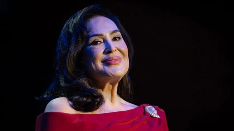 <p><span style="color:#FF0000"><strong>"BANA &Ccedil;OĞUNLUKLA ŞARKICI ROLLERİNİ TEKLİF EDERLERDİ"</strong></span></p>

<p>Bug&uuml;ne dek 200' &uuml;n &uuml;zerinde filmde rol aldığını s&ouml;yleyen T&uuml;rkan Şoray, "<strong><em>Sinema, &ccedil;eşitli renkleri i&ccedil;inde barındıran bir sanat dalı. Komedi, dram, sosyal i&ccedil;erikli ya da şarkılı filmler, ben toplumsal i&ccedil;erikli filmler yapmak istesem de bana &ccedil;oğunlukla şarkıcı rolleri teklif edilirdi. 'Sahneye yakışıyorsunuz ne yapalım' diyorlardı, ben de şarkı s&ouml;ylemeyi sevdiğim i&ccedil;in ve sahne kıyafetleri &ccedil;ok hoş olduğu i&ccedil;in genellikle kabul ederdim."</em> </strong>s&ouml;zlerini kullandı.</p>
