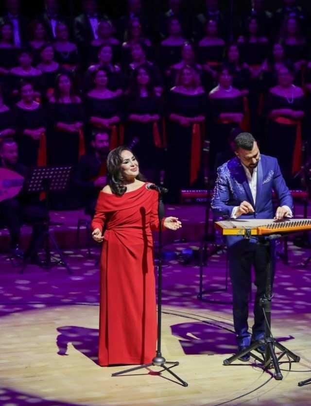 <p><em>​</em>Kanun virt&uuml;&ouml;z&uuml;&nbsp;<strong>Ahmet Baran</strong>'ın şefliğindeki&nbsp;<strong>&lsquo;İyilik Korosu&rsquo;</strong>,&nbsp;<strong>&lsquo;Yeşil&ccedil;am Şarkıları-T&uuml;rkan Şoray Film Şarkıları Konseri&rsquo;</strong>ni T&uuml;rk sinemasının &ouml;nemli ismi&nbsp;<strong>T&uuml;rkan Şoray</strong>&nbsp;ile birlikte Ankara&rsquo;da CSO Ada&rsquo;da ger&ccedil;ekleştirdi. Farklı meslekten g&ouml;n&uuml;ll&uuml;ler buluşturan koro&nbsp;<strong>'İyiliğin Sultanı Turnesi'</strong>&nbsp;kapsamında sahne aldı. Koroya, T&uuml;rk sinemasının sevilen ismi&nbsp;T&uuml;rkan Şoray&nbsp;gecenin onur konuğu oldu.</p>
