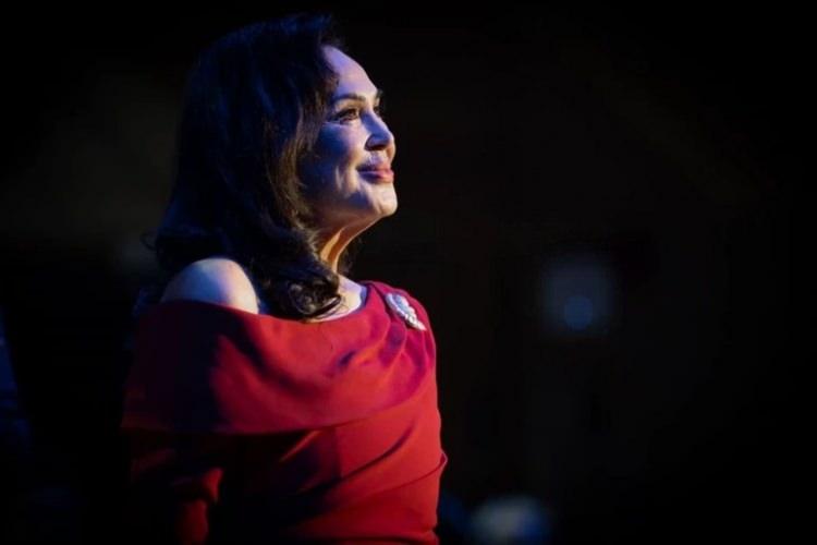 <p>&Uuml;nl&uuml; sanat&ccedil;ı konuşmasının&nbsp; devamında,&nbsp;<strong>"Ama bazı filmlerin hakkını yemeyeyim. D&ouml;v&uuml;ş filminde y&ouml;netmenlik yaptım, Almanya'ya giden iş g&uuml;c&uuml;n&uuml; anlatan &ccedil;ok ger&ccedil;ek&ccedil;i bir hikayeydi. O film i&ccedil;in <em>'Hasretinle Yandı G&ouml;nl&uuml;m'</em> şarkısı yapıldı. Vesikalı Yarim filmi i&ccedil;in de<em> 'Kalbimi Kıra Kıra'</em> bestelendi. Bu akşam bunları birlikte dinleyeceğiz"&nbsp;</strong>dedi.&nbsp;</p>
