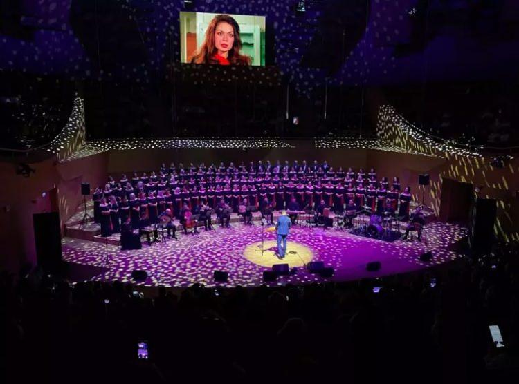 <p>Konserde, T&uuml;rkan Şoray'ın rol aldığı filmlerden kesitler perdeye yansıtılırken; <strong>&lsquo;Al Yazmalım, Hasretinle Yanlı G&ouml;nl&uuml;m, DuydumKi Unutmuşsun'</strong>&nbsp; isimli eserlerin de yer aldığı 22 par&ccedil;a seslendirildi.</p>

<p>&nbsp;</p>
