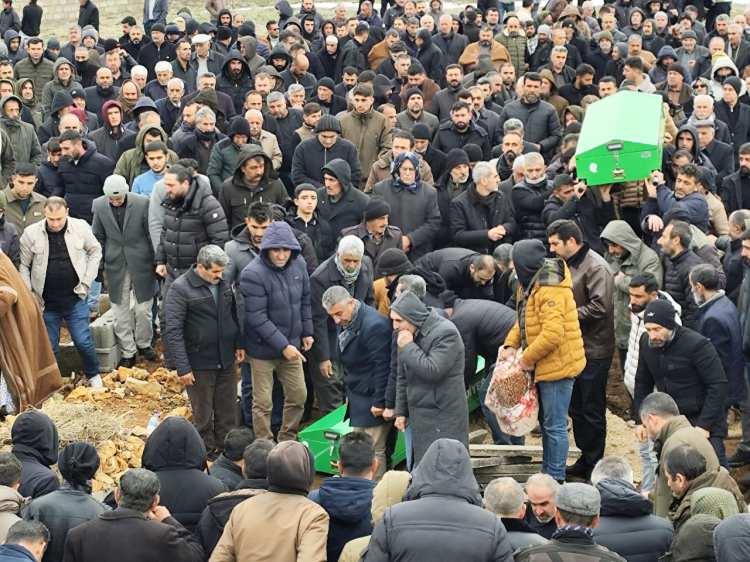 Mardin'de acı olay: G&ouml;lette cansız bedenleri bulunan 2 &ccedil;ocuk son yolculuğuna uğurlandı 