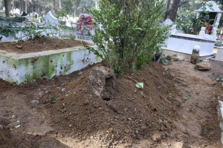 <p><span style="color:#B22222"><strong>KARDEŞİNİN CANSIZ BEDENİ KİMSESİZLER MEZARLIĞINDA TESPİT EDİLDİ</strong></span></p>

<p>&nbsp;</p>
