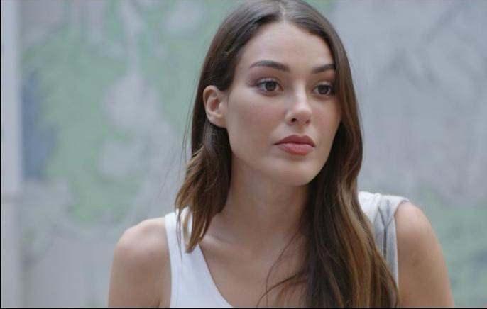 <p><strong>"&Ccedil;ukur", "Alev Alev", "Tatlı K&uuml;&ccedil;&uuml;k Yalancılar" ve "G&uuml;neşin Kızları" adlı dizilerdeki performaslarıyla adını geniş kitlelere duyuran Dilan &Ccedil;i&ccedil;ek Deniz, sosyal medya hesabından yaptığı bir paylaşımla uzun s&uuml;redir sosyal anksiyete ile m&uuml;cadele ettiğini duyurdu.</strong></p>
