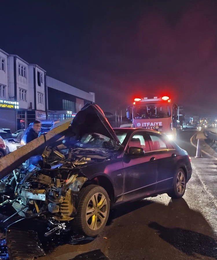 <p>L&uuml;ks otomobilin hurdaya d&ouml;nd&uuml;ğ&uuml; kazada, s&uuml;r&uuml;c&uuml; şans eseri yara almadan kurtuldu. İşte detaylar...</p>

