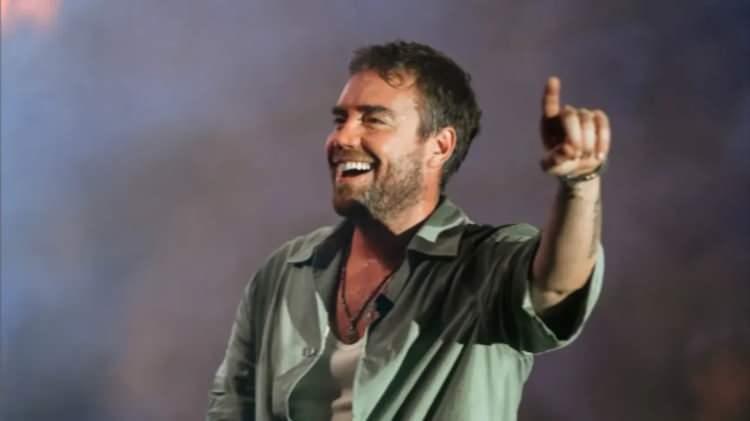 <p><strong>Ge&ccedil;irdiği burun ameliyatları ile &ccedil;ok konuşulan ve 12. kez tekrar burun ameliyatı olacağı &ouml;ğrenilen &uuml;nl&uuml; şarkıcı bu kez de sosyal medya hesabından yaptığı paylaşımla magazin g&uuml;ndemine oturdu.</strong></p>
