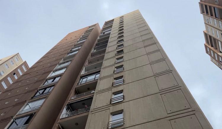 <p>Olay, saat 15.00 sıralarında Osmangazi il&ccedil;esi Doğanbey Mahallesi&rsquo;nde bulunan 23 katlı&nbsp;apartmanda meydana geldi.</p>
