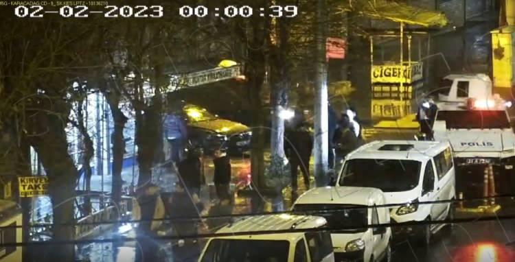 <p>Olay, 1 Şubat 2023 akşamı Bağlar il&ccedil;esi Yunus Emre Mahallesi Karacadağ Bulvarı&rsquo;nda meydana geldi.</p>

<p>&nbsp;</p>

<p><span style="color:#A52A2A"><strong><em>Ge&ccedil;irdiği kaza nedeniyle y&uuml;zde 52 bedensel engelli olan ve taksicilik yapan Ercan Kartal</em></strong></span><strong> ile aynı mahallede oturan Yusuf Y. arasında tartışma &ccedil;ıktı. </strong>Kartal&rsquo;ın dayısı E.C.&rsquo;nin araya girmesiyle tartışma sonlandı.</p>

<p>&nbsp;</p>

<p>İlerleyen saatlerde Ercan Kartal ile Yusuf Y.&rsquo;nin yakını Ali İhsan &Ccedil;. arasında &ccedil;ıkan tartışma, tekmeli-yumruklu kavgaya d&ouml;n&uuml;şt&uuml;. Ali İhsan &Ccedil;., başından yaralandı. Ali İhsan &Ccedil;., &ouml;zel hastaneye g&ouml;t&uuml;r&uuml;ld&uuml;. Ali İhsan &Ccedil;.&rsquo;nin yakınları Ferhat &Ccedil;eri, Şeyhmus &Ccedil;erik, İdris İ., Serkan T., İsmail D. ve Seyithan D. de 2 ara&ccedil;la hastaneye gitti. Ş&uuml;pheliler, ardından hastaneden ayrılıp, geldikleri olay yerinde Kartal&rsquo;ın dayısı E.C.&rsquo;yi zorla araca bindirmek istedi. Yakınlarının araya girmesiyle E.C., ş&uuml;phelilerin elinden kurtuldu.</p>
