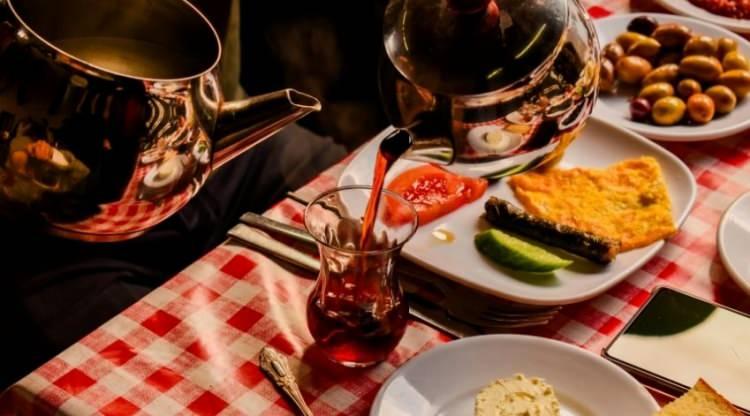 <p><strong>G&uuml;ne enerjik ve sağlıklı bir başlangı&ccedil; yapmanın sırrı olan kahvaltı, kimileri i&ccedil;in vazge&ccedil;ilmez &ouml;ğ&uuml;nlerin başında geliyor.&nbsp;</strong></p>
