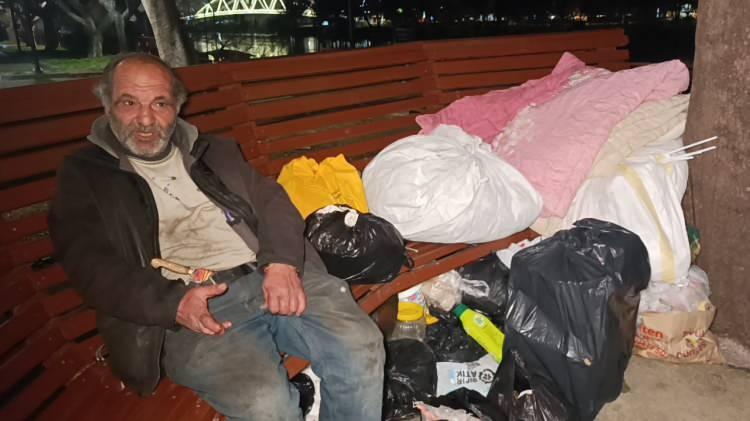 Antalya'da kara kışta sokakta yatan adam kendisine yapılan teklifi reddetti 