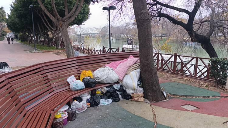Antalya'da kara kışta sokakta yatan adam kendisine yapılan teklifi reddetti 