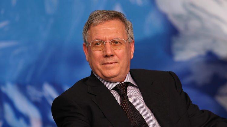 <p><strong>Fenerbah&ccedil;e Spor Kul&uuml;b&uuml; eski Başkanı iş insanı Aziz Yıldırım, Bursa ziyareti sırasında uğradığı bir kebap&ccedil;ıda &ccedil;ekilen g&ouml;r&uuml;nt&uuml;lerdeki kombininin değeriyle&nbsp;sosyal medyada g&uuml;n&uuml;n en &ccedil;ok konuşulanları arasına girdi.</strong></p>
