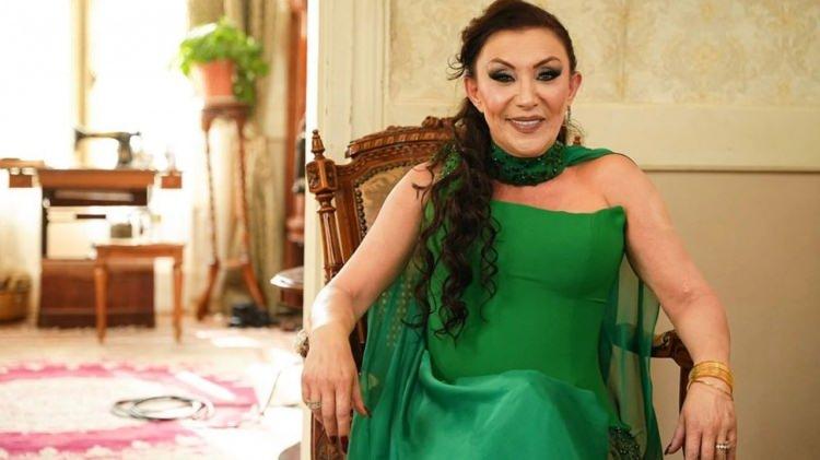 <p><strong>Yalova'da 6. katta bulunan evinin teras camından d&uuml;şerek hayatını kaybeden G&uuml;ll&uuml;'n&uuml;n ş&uuml;pheli &ouml;l&uuml;m&uuml;nde kızı Tuğyan &Uuml;lkem G&uuml;lter, "tasarlayarak yakın akrabayı &ouml;ld&uuml;rmek" su&ccedil;lamasıyal tutuklanarak cezaevine g&ouml;nderilmişti.</strong></p>
