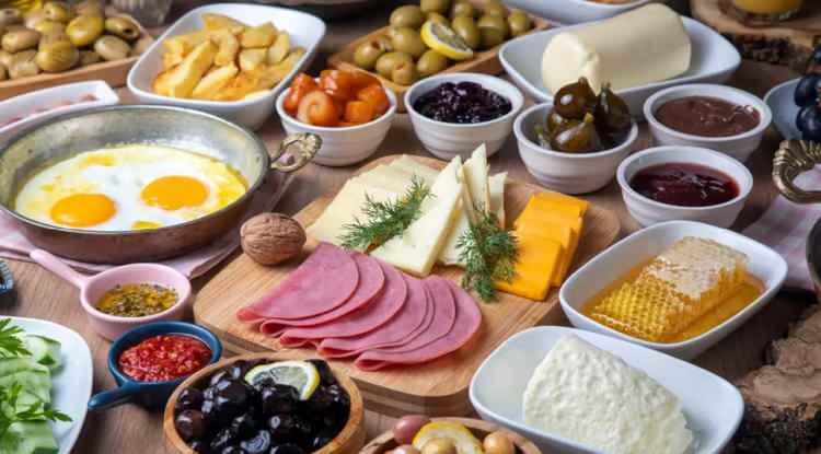 G&uuml;n boyu enerjik ve dengeli olmanın sırrı: Kahvaltı ne zaman yapılmalı?