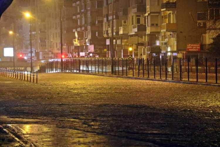 <p>Gece saatlerinde sokağa &ccedil;ıkan bazı vatandaşlar da otob&uuml;s duraklarına sığındı. Yakın olan evinden markete inen bir vatandaş ise, kafasına poşet ge&ccedil;irerek alışverişini yaptığı g&ouml;r&uuml;ld&uuml;.</p>
