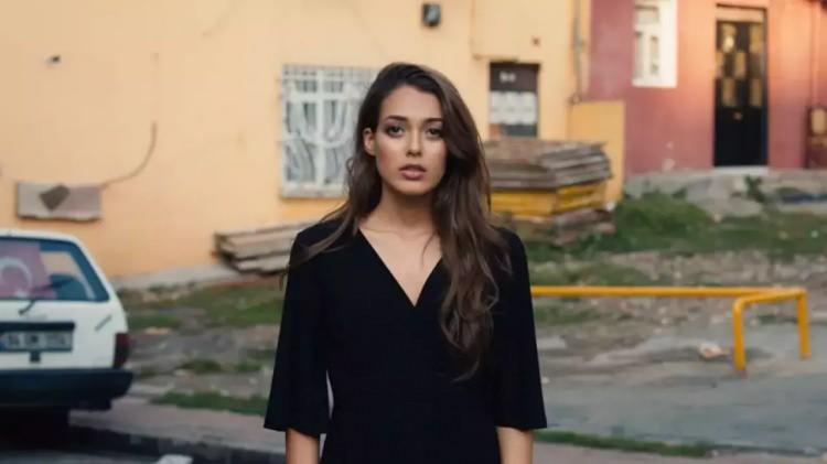 Dilan &Ccedil;i&ccedil;ek Deniz, sosyal anksiyete ile m&uuml;cadele ettiğini duyurdu