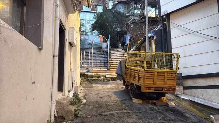 <p>Olay, 17 Ocak Cumartesi g&uuml;n&uuml; saat 03.15 sıralarında Kulaksız Mahallesi&rsquo;nde meydana geldi. Edinilen bilgiye g&ouml;re 6 ay &ouml;nce eşini kaybeden İsmihan K., 1 yaşındaki kızıyla birlikte yaşamaya başladı.&nbsp;</p>
