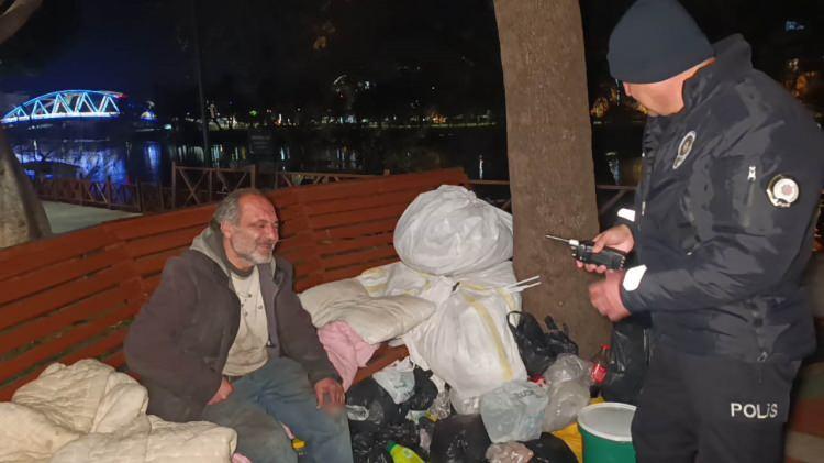 Antalya'da kara kışta sokakta yatan adam kendisine yapılan teklifi reddetti 