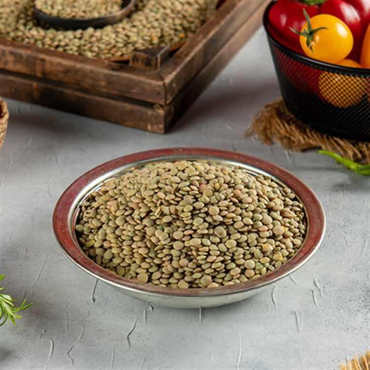 <p><span style="color:#FF0000"><strong>ZENGİN BİR PROTEİN KAYNAĞI</strong></span></p>

<p><strong>Hem b&uuml;t&ccedil;e dostu olmalarıyla hem de zengin i&ccedil;eriğiyle ezber bozan yeşil mercimek, protein alımını bitkisel yollarla desteklemek isteyenler i&ccedil;in harika bir lezzet. 100 gramında yaklaşık 23-26 gram protein bulunan yeşil mercimek, kas yapısını destekler ve onarımı hızlandırır.</strong></p>
