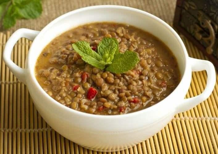 <p><span style="color:#FF0000"><strong>BAĞIRSAK SİSTEMİNİ D&Uuml;ZENLER</strong></span></p>

<p><strong>Y&uuml;ksek lif oranıyla adından s&ouml;z ettiren yeşil mercimek, bağırsak hareketlerini hızlandırarak kabızlığı &ouml;nler ve uzun s&uuml;re tokluk hissi vererek kilo kontrol&uuml;ne yardımcı olur.</strong></p>
