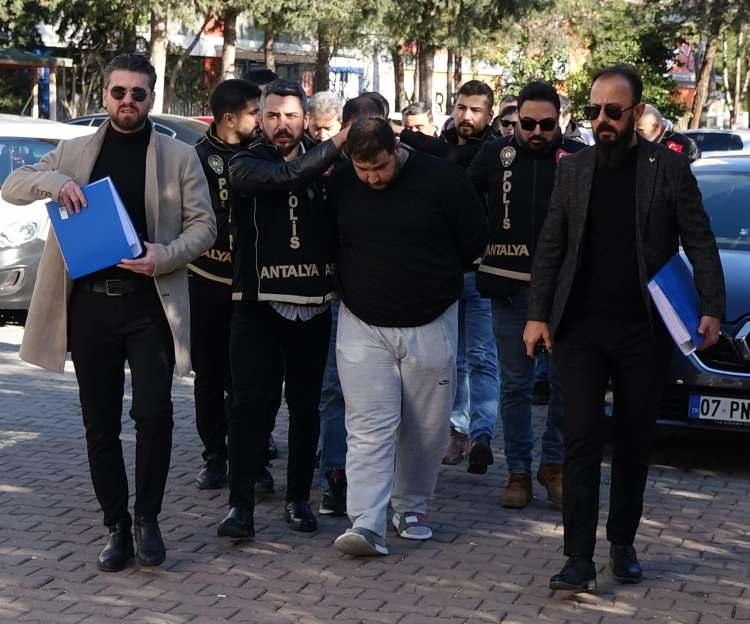 Antalya'daki kardeş cinayetinde yeni gelişme: Aynı aileden 7 ş&uuml;pheli adliyede