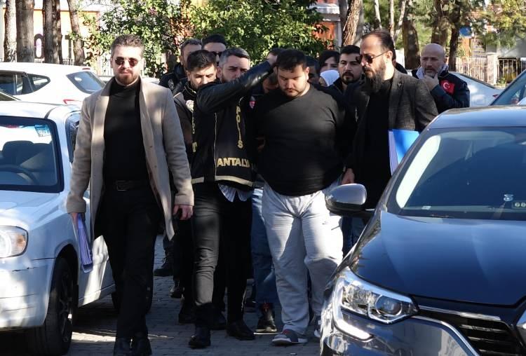 Antalya'daki kardeş cinayetinde yeni gelişme: Aynı aileden 7 ş&uuml;pheli adliyede
