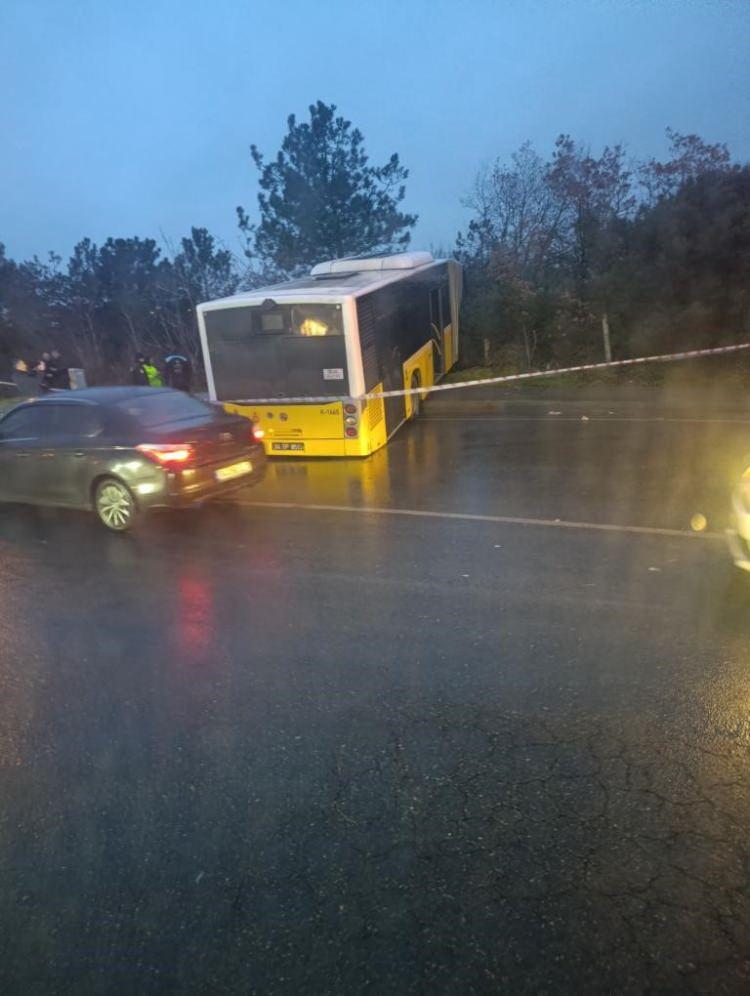 <p>Arnavutk&ouml;y'de i&ccedil;inde yolcuların bulunduğu İETT otob&uuml;s&uuml;, yolda kontrolden &ccedil;ıkarak ormanlık alana u&ccedil;tu. Faciadan d&ouml;n&uuml;len kazada şans eseri &ouml;len ya da yaralanan olmadı.</p>

<p>&nbsp;</p>
