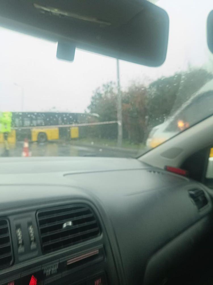 <p>İ&ccedil;inde yolcuların bulunduğu MK22 numaralı İETT otob&uuml;s&uuml;, iddiaya g&ouml;re frenin boşalması sonucu kontrolden &ccedil;ıkarak ormanlık alana u&ccedil;tu.&nbsp;</p>
