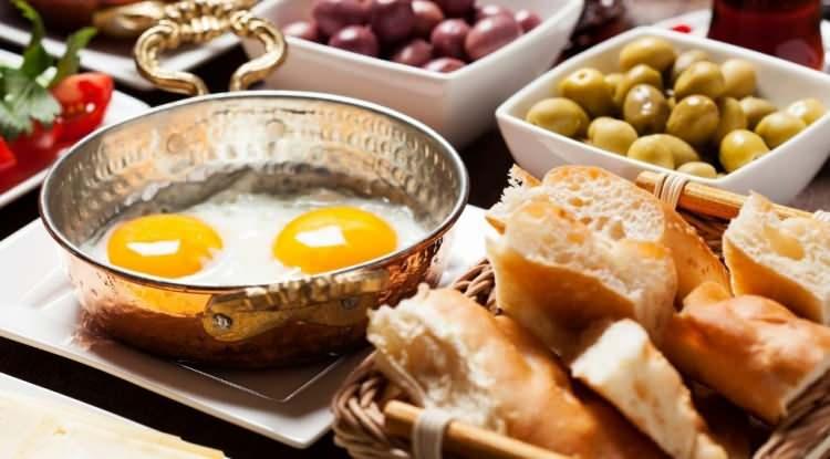 <p><strong>Kış aylarında soğuk havanın etkisini artırmasıyla beraber bağışıklık sistemini g&uuml;&ccedil;l&uuml; tutmak ve hastalıklara karşı korunmak her zamankinden daha &ouml;nemli. Bağışıklık sisteminizi kış boyu s&uuml;recek bir maratona hazırlamanın en &ouml;nemli yolu ise şifa dolu besinlerle hazırlanan bir sofrayla m&uuml;mk&uuml;n.</strong></p>
