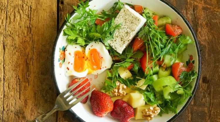 <p><span style="color:#FF0000"><strong>YEŞİLLİKLER OLMADAN OLMAZ</strong></span></p>

<p><strong>Soğuk kış g&uuml;nlerinde i&ccedil;inizi ısıtacak en b&uuml;y&uuml;k g&uuml;&ccedil;, tabağınızdaki renklerin &ccedil;eşitliliğinde gizli.</strong></p>
