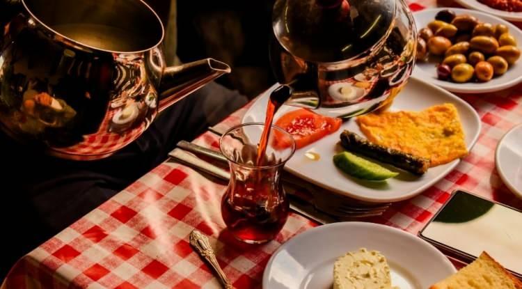 <p><strong>Doğru besin gruplarını kahvaltı tabağınıza davet ederek, g&uuml;n&uuml; zinde ve y&uuml;ksek bir enerjiyle karşılayabilirsiniz. Mevsimin sunduğu şifa dolu besinlerle sağlıklı bir kış kahvaltısı i&ccedil;in işte mutlaka t&uuml;ketmeniz gereken besinler...</strong></p>
