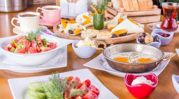 <p><strong>Protein a&ccedil;ısından zengin, sağlıklı yağlarla hazırlanmış bir kış kahvaltısı, g&uuml;n&uuml;n ilerleyen saatlerinde daha ge&ccedil; acıkmanızı sağlar. Bu da sağlıksız atıştırmalıklardan uzak durmamıza olanak tanır.</strong></p>
