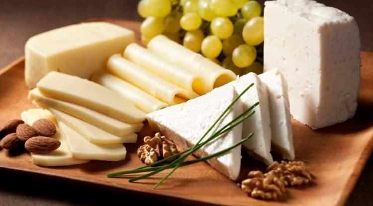 <p><strong>Ayrıca kalsiyum kaynağı olarak bilinen ve leziz tadıyla kahvaltı sofraların baş tacı haline gelen peynir, sağlık i&ccedil;in birebir etki sunuyor.&nbsp; Protein, yağ ve mineral kaynağı olarak besin a&ccedil;ısından olduk&ccedil;a zengin olan peynirde yer alan A, D, K vitaminleri ve &ccedil;inko kemik sağlığına katkıda bulunur.</strong>&nbsp;</p>
