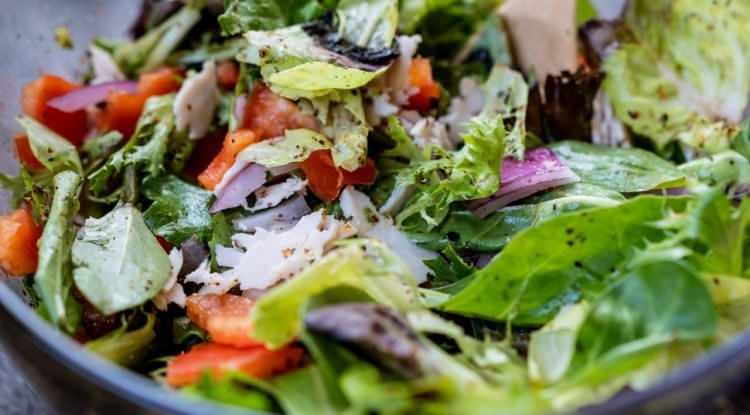 <p><strong>C vitamini ve demir i&ccedil;eriğiyle g&uuml;&ccedil;l&uuml; bir destek sunan bir tutam taze maydanoz, mideyi yatıştıran ve sindirimi kolaylaştıran doğal bileşikler i&ccedil;eren nane ya da y&uuml;ksek miktarda vitamin ve mineral i&ccedil;eren roka, mutlaka kahvaltı tabağınızda yer almalı.</strong></p>
