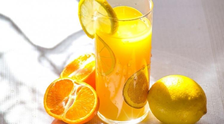 <p><span style="color:#FF0000"><strong>C VİTAMİNİ DEPOSU!</strong></span></p>

<p><strong>&Ouml;te yandan C vitamini desteği sunan bir iki dilim portakal veya mandalina da sağlık i&ccedil;in koruyucu bir kalkan g&ouml;revi &uuml;stlenir. Dilerseniz portakal, greyfurt ve limonu sıkarak leziz bir sabah i&ccedil;eceği yapabilirsiniz.</strong></p>
