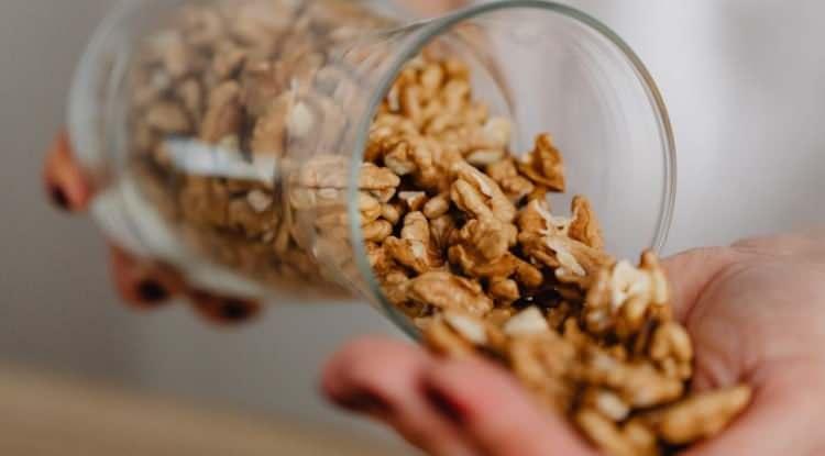 <p><span style="color:#FF0000"><strong>TABAĞINIZA CEVİZ EKLEMEYİ UNUTMAYIN</strong></span></p>

<p><strong>Sağlıklı yağlar denildiğinde unutulmaması gereken bir diğer besin ise ceviz! Omega-3 i&ccedil;eriğiyle beyin fonksiyonlarını destekleyen ceviz, hem tokluk hissi verir hem de v&uuml;cudu korur.</strong></p>
