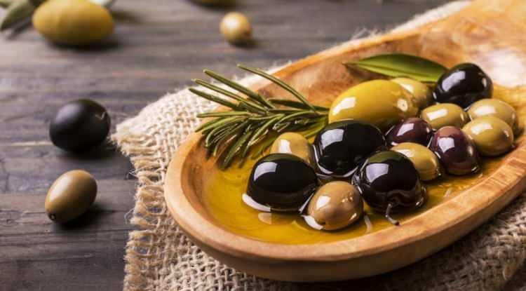 <p><span style="color:#FF0000"><strong>AKDENİZ'İN ALTINI: ZEYTİN</strong></span></p>

<p><strong>K&ouml;t&uuml; kolesterol&uuml; d&uuml;ş&uuml;rmeye yardımcı olan zeytin ise, kalp ve damar sağlığını korur. H&uuml;crelerimiz i&ccedil;in ger&ccedil;ek bir koruma kalkanı olan zeytin, d&uuml;zenli t&uuml;ketimde odaklanmayı artırır ve hafızayı g&uuml;&ccedil;lendirir.</strong></p>
