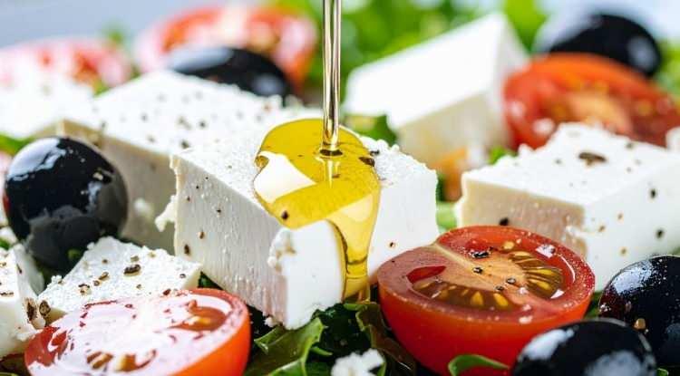 <p><strong>Antioksidan yapısı sayesinde h&uuml;cresel hasara karşı koruyan peynir, bağışıklık sistemini g&uuml;&ccedil;lendirir.</strong></p>
