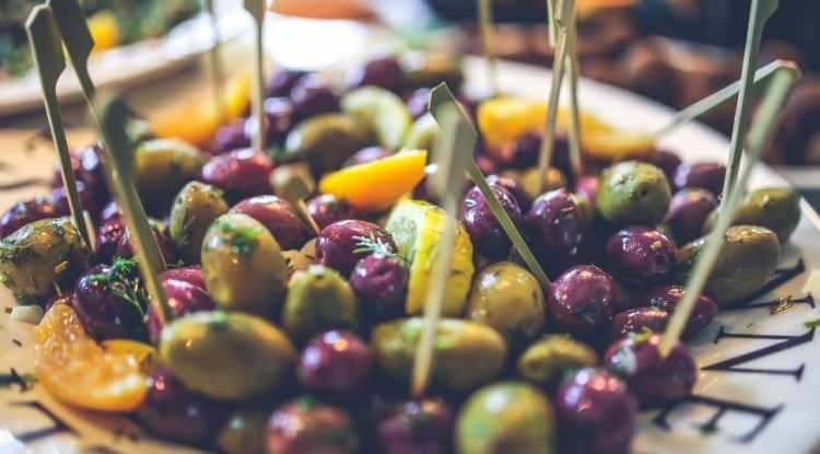 <p><strong>&Ouml;zellikle sabahları t&uuml;ketilen zeytin, bağırsak hareketliliğini destekleyerek kabızlık gibi sorunları ortadan kaldırır.&nbsp;</strong></p>
