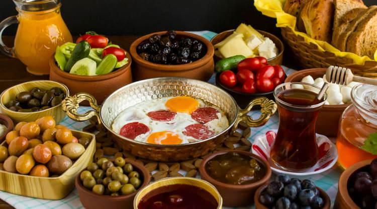 <p><span style="color:#B22222"><em><strong>Proteinlerin onarıcı g&uuml;c&uuml;, antioksidanların koruyucu kalkanı ve bol vitaminli sağlıklı bir kış kahvaltısı, g&uuml;n&uuml; zinde ve y&uuml;ksek bir enerjiyle karşılamanızı sağlar. Kış kahvaltılarını sadece a&ccedil;lığı yatıştıran bir rutinden &ccedil;ıkartarak bedeni i&ccedil;eriden ısıtan, zihni berraklaştıran ve mevsimsel yorgunluğa meydan okuyan bir &ouml;ğ&uuml;ne d&ouml;n&uuml;şt&uuml;rmek isterseniz; işte mucizevi besinler...</strong></em></span></p>
