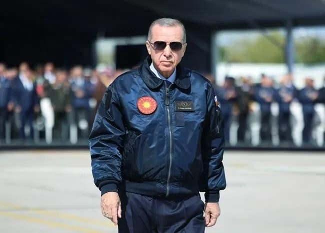 <p><span style="color:#B22222"><strong>UMHURBAŞKANI ERDOĞAN KA&Ccedil;INCI SIRADA?</strong></span></p>

<p>&nbsp;</p>

<p>Uzun boylu liderlerin, sadece fiziksel &ouml;zelliklerinden ziyade g&uuml;&ccedil;l&uuml; duruşları ve etkili liderlik tarzlarıyla da tanındıkları bir ger&ccedil;ek. <strong>Boyları, pek &ccedil;ok kez protokol t&ouml;renlerinde ve uluslararası buluşmalarda diğer liderlerin yanında fark edilir bir unsur olarak &ouml;ne &ccedil;ıkmıştır.&nbsp;</strong></p>
