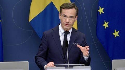 <p><strong><span style="color:#B22222">37)&nbsp; KRISTERSSON&nbsp;</span> |&nbsp; 1.70 m</strong></p>

<p>&nbsp;</p>

<p><strong>İsve&ccedil; Başbakanı</strong></p>
