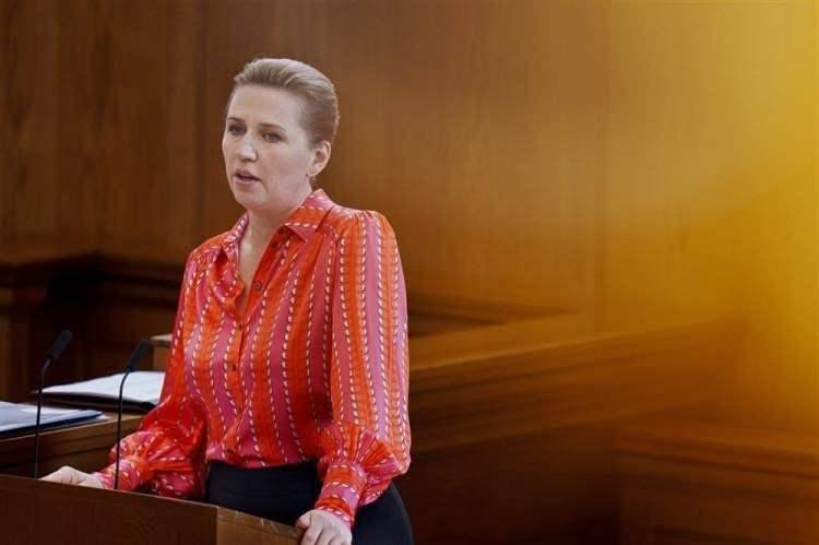 <p><strong><span style="color:#B22222">36)&nbsp; METTE FREDERİKSEN</span>&nbsp; |&nbsp; 1.70 m</strong></p>

<p>&nbsp;</p>

<p><strong>Danimarka Başbakanı</strong></p>
