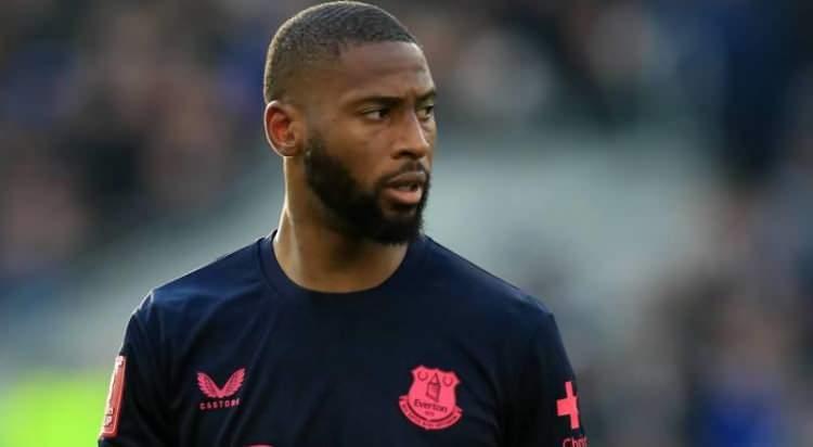 <p>Fenerbah&ccedil;e, Everton forması giyen forvet oyuncusu Beto ile anlaştı.<br />
<br />
Teknik direkt&ouml;r Domenico Tedesco da transfere onay verdi.<br />
<br />
(S&Ouml;ZC&Uuml;)</p>
