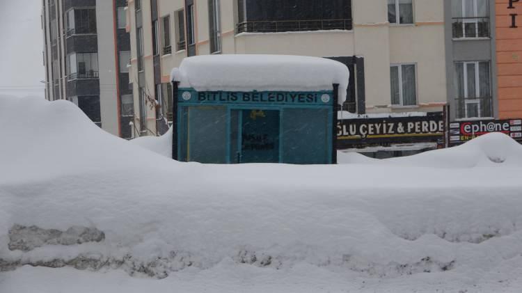 Bitlis'te şaşkına &ccedil;eviren manzara: Evler kardan kayboldu