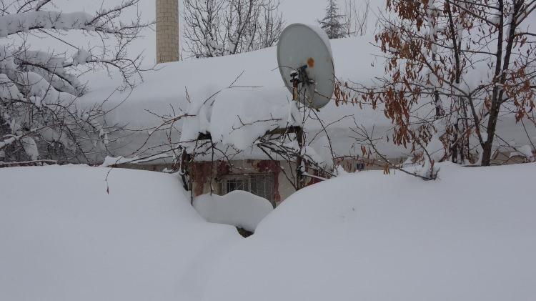 Bitlis'te şaşkına &ccedil;eviren manzara: Evler kardan kayboldu