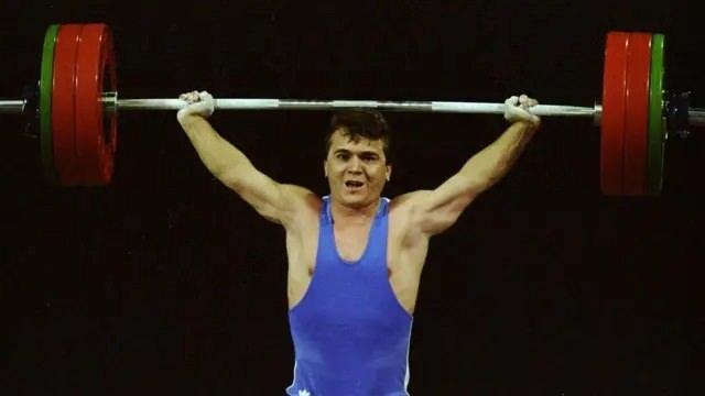 <p>1-Naim S&uuml;leymanoğlu (T&uuml;rkiye - 3 altın)</p>

<p>&nbsp;</p>

<p>S&uuml;leymanoğlu, &uuml;st &uuml;ste 3 olimpiyat oyununda altın madalya kazanıp, "aynı kilo kategorisinde" bu başarıyı g&ouml;steren "tek" sporcu. Bu nedenle S&uuml;leymanoğlu'ndan "halter sporunun zirvesi" diye bahsediliyor.</p>
