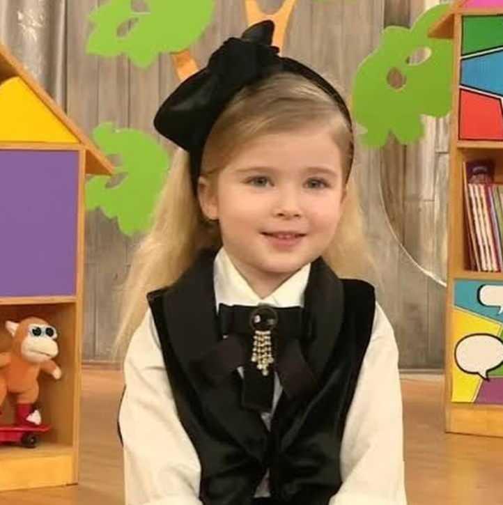 <p>2016-2019 yılları arasında yayınlanan &Ccedil;ocuktan Al Haberi programında 'Kutu Bebek' adıyla izleyicilerin sempatisini kazanan Ebrar Demirbilek b&uuml;y&uuml;d&uuml; gen&ccedil; kız oldu.&nbsp;</p>
